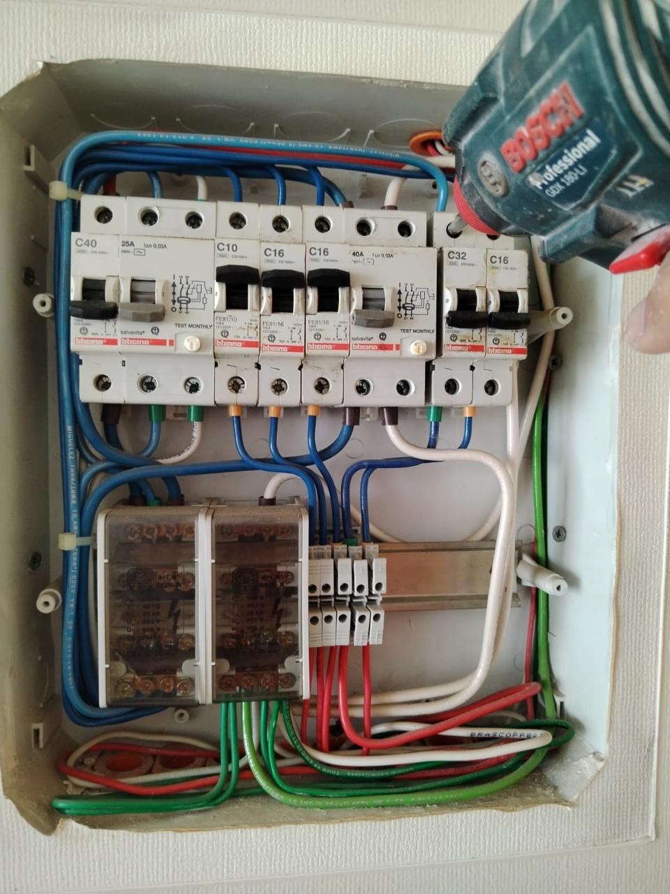 Revisión de tablero eléctrico antes de entregar un inmueble