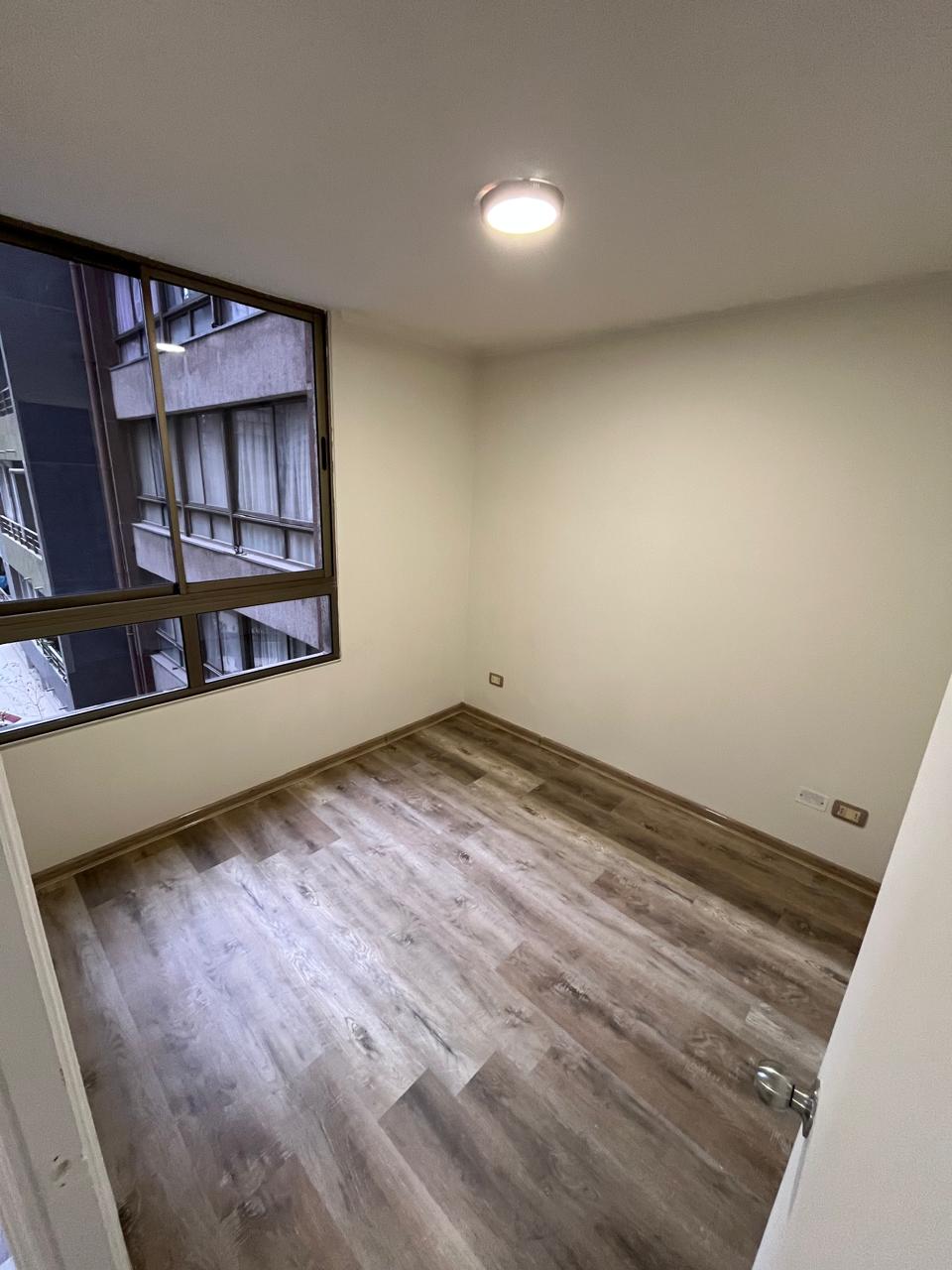 Dormitorio limpio y luminoso preparado para fotografías y visitas